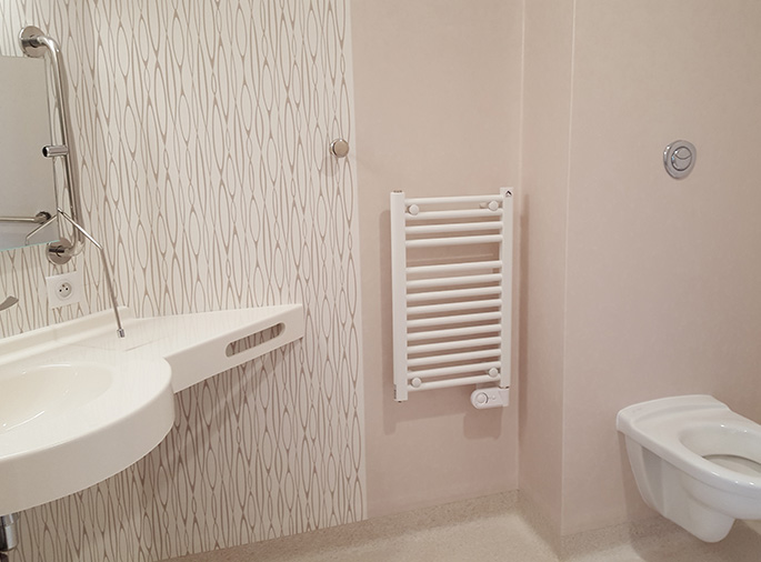 Toutes les chambres individuelles de l'Ehpad Vilanova Corbas sont équipées d'une salle de bain avec douche, lavabo et wc